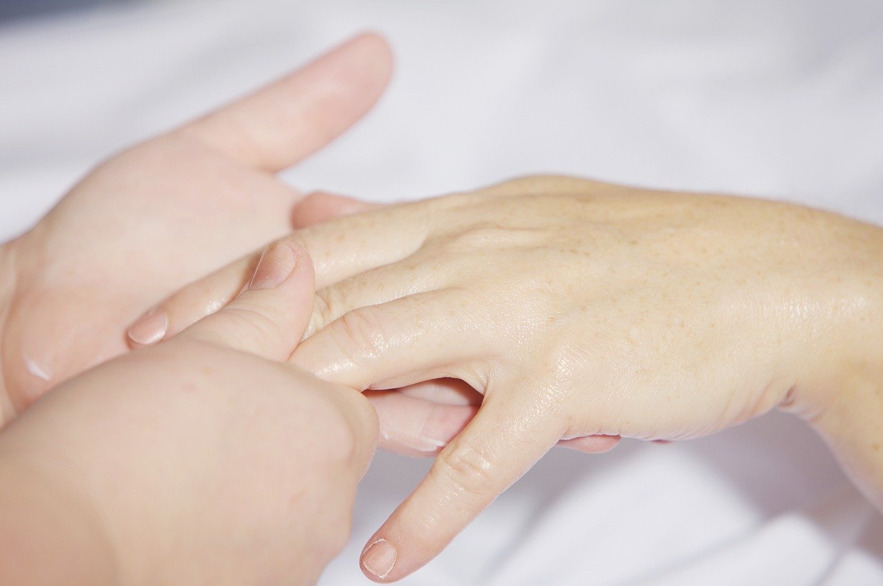 hand massage, treatment, finger-2133272.jpg